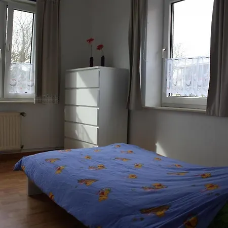 Mit Kleinem Garten Und Grill Stadland